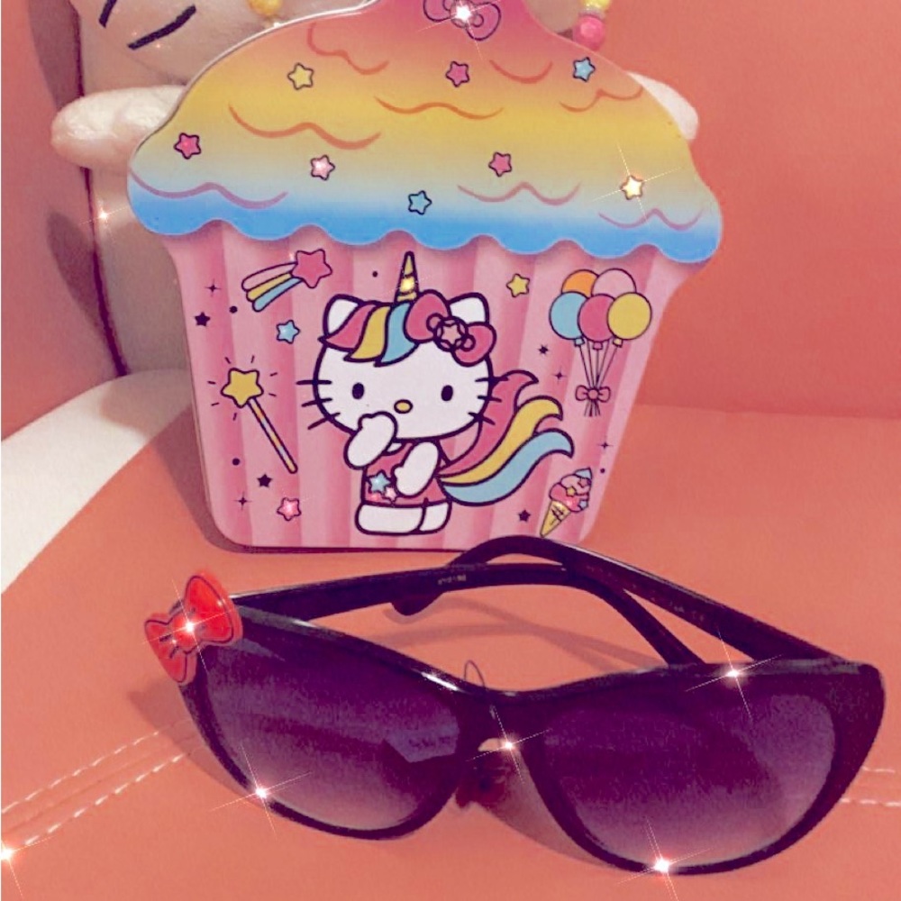 Hello kitty sunglasses 🎀💖
